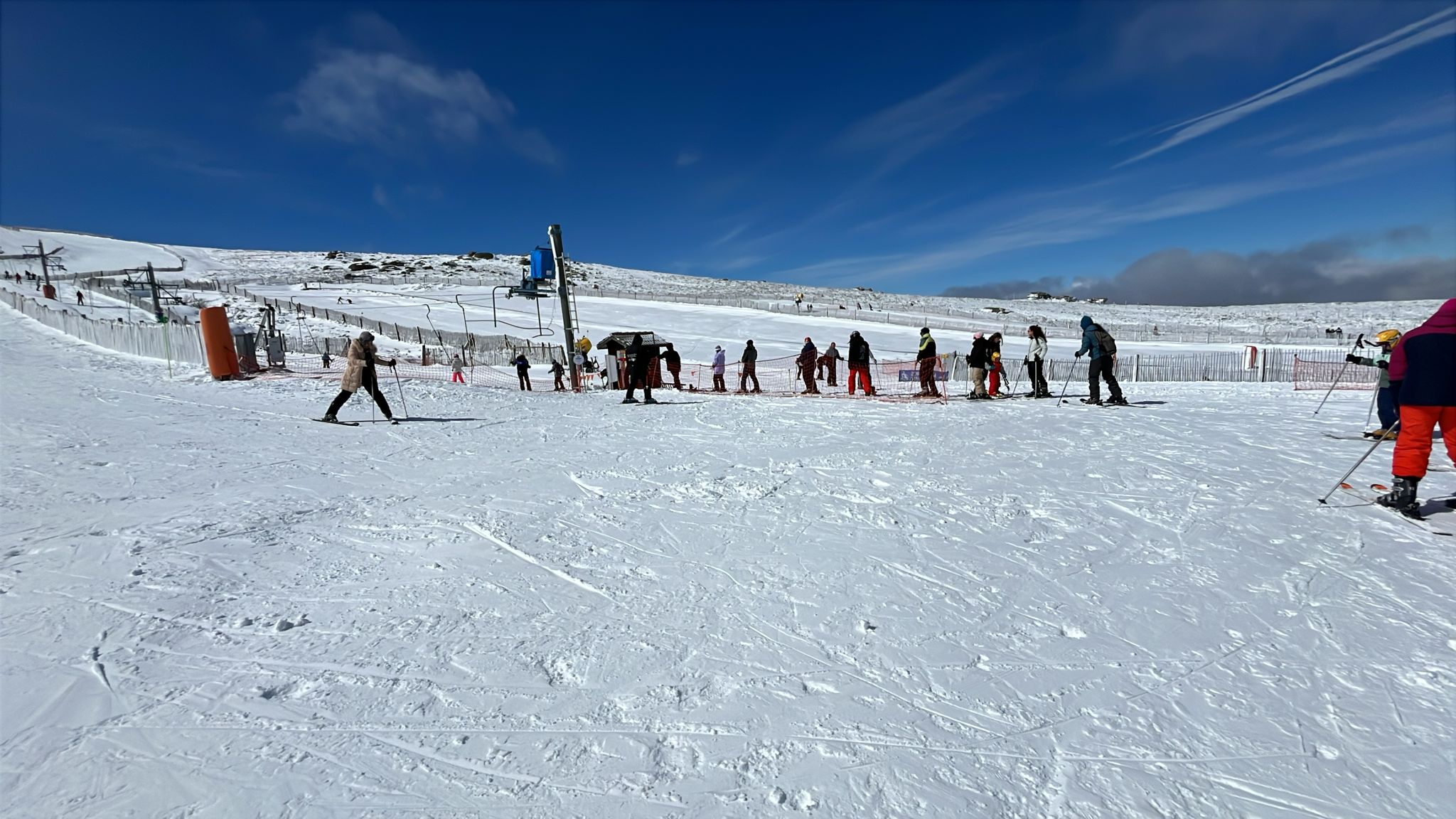 El temporal deja otra nevada en La Covatilla y garantiza hasta abril las jornadas escolares de esquí