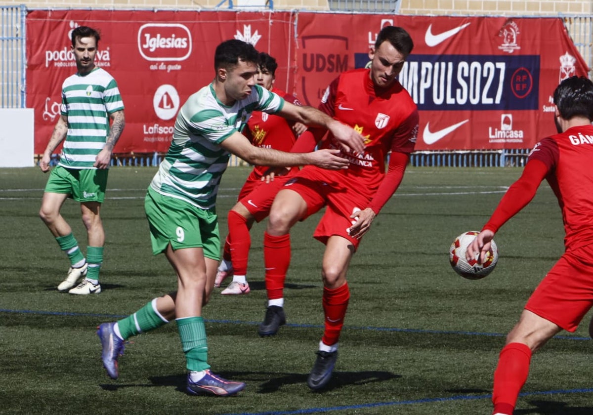 Astu trata de hacerse con el esférico ante un jugador de La Virgen del Camino.