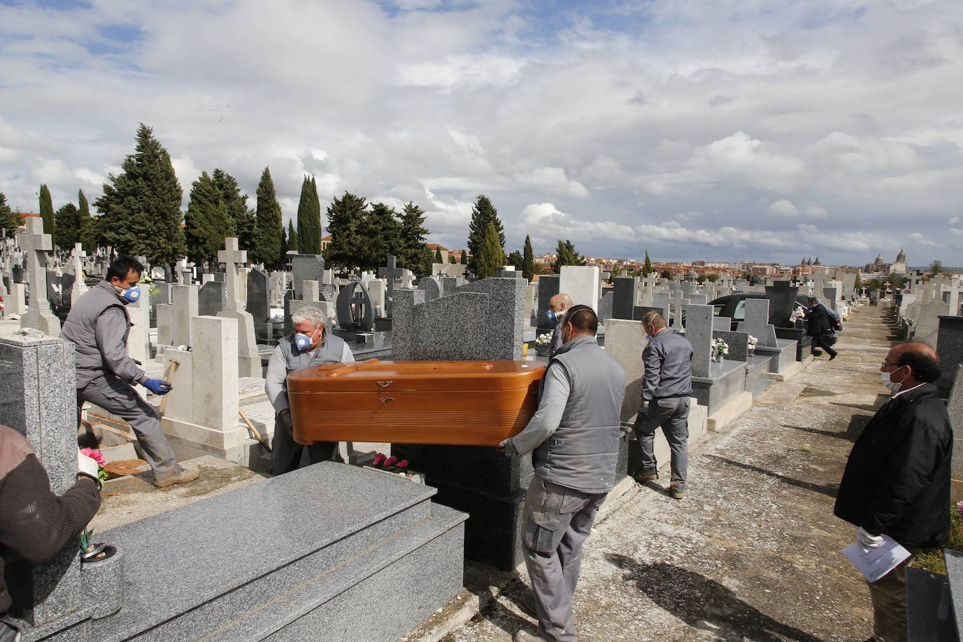 Entierro de un fallecido en mayo de 2020 sin familiares presentes.