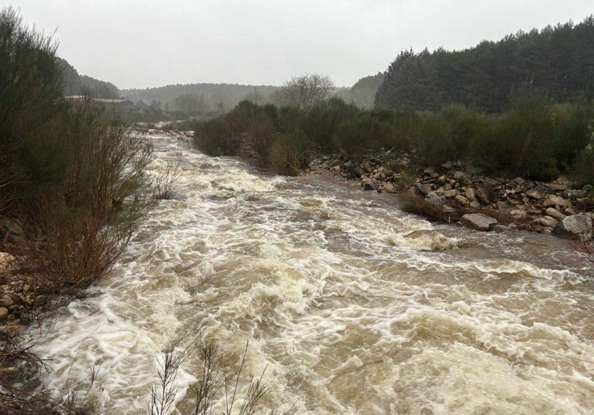 Impresionante imagen del paso del Águeda a la altura de la localidad de Navasfrías este sábado.