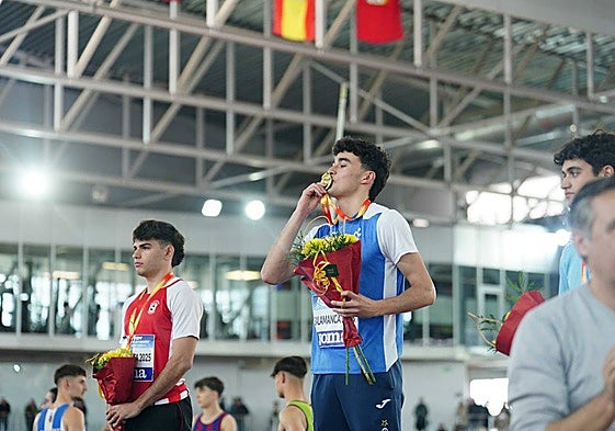 El salmantino Rodrigo Fito besa su medalla de oro en los 200 metros