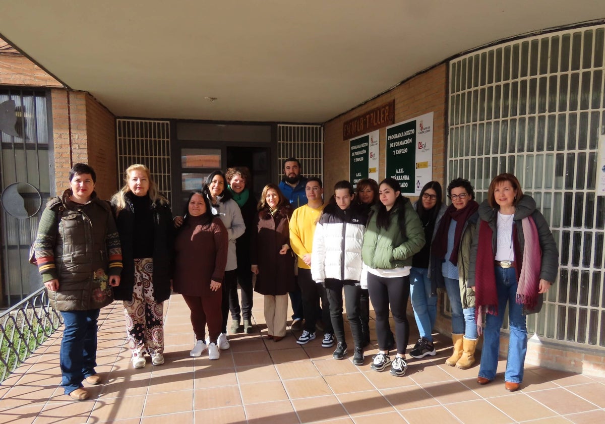 Imagen principal - Once mujeres y nueve hombres se forman en atención sociosanitaria y albañileria en Peñaranda de Bracamonte