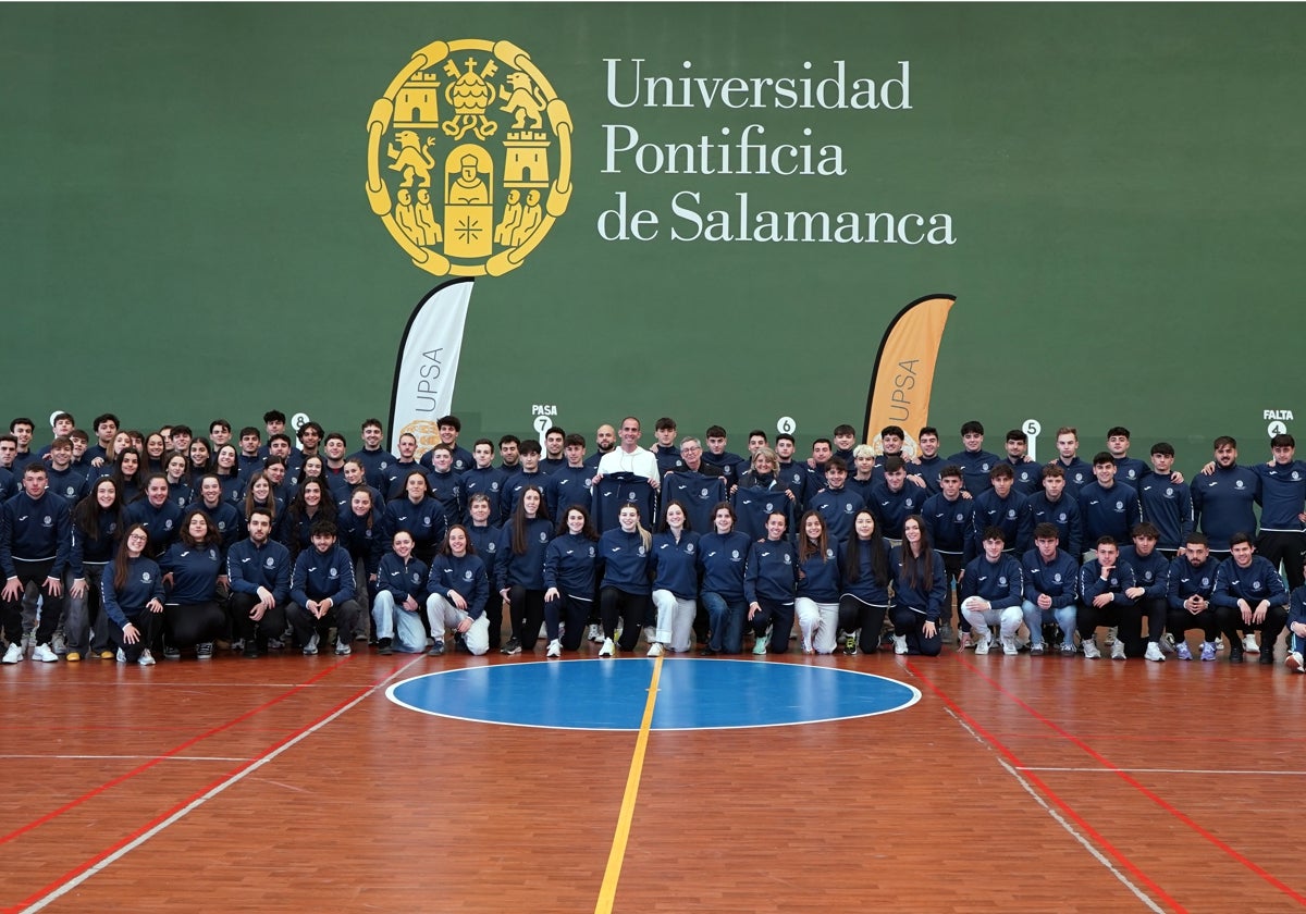 Los estudiantes de la Pontificia, con el rector, Santiago García-Jalón de la Lama, la vicerrectora María H. Benavente, y el director del Servicio de Deportes, Alberto Rodríguez Cayetano.