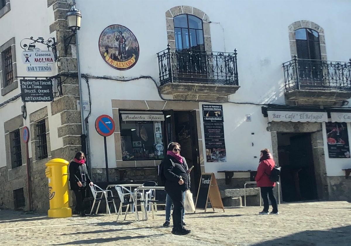 Imagen de turistas en la entrada de un negocio ubicado junto a la ermita de Candelario.