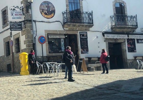 Imagen de turistas en la entrada de un negocio ubicado junto a la ermita de Candelario.