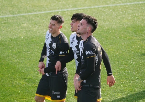 Mikel Serrano celebra su gol con Rastrojo e Iñaki González.