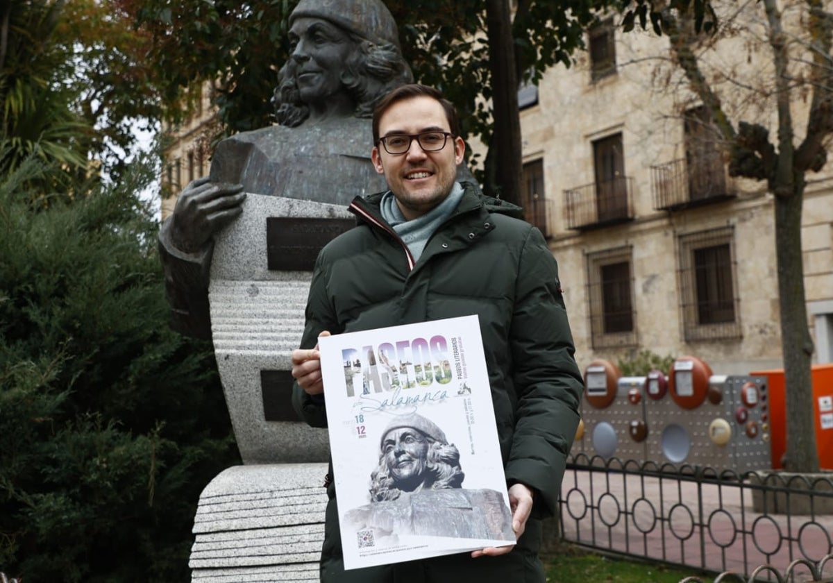 El concejal de Turismo, Ángel Fernández, junto a la estatua de Carmen Martín Gaite en la plaza de los Bandos.