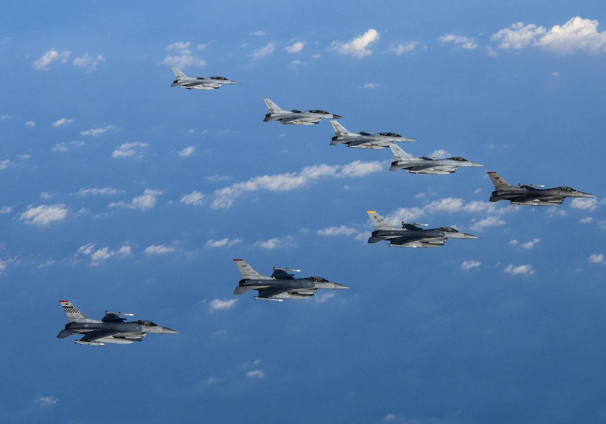 Aviones militares sobrevuelan Corea del Sur.