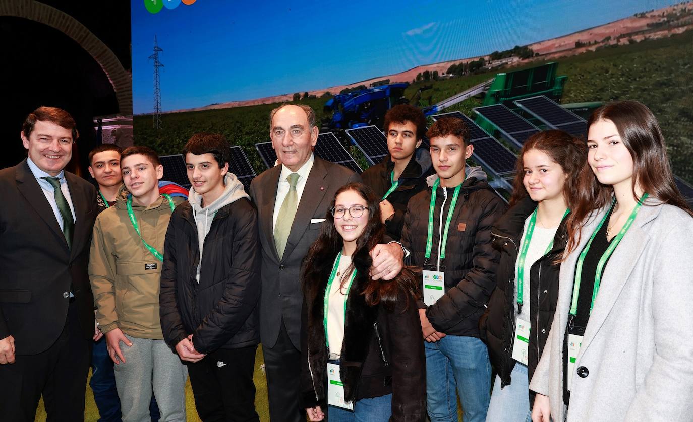 Ignacio Galán y Mañueco con los alumnos del IES Tierra de campos de Paredes de Nava.