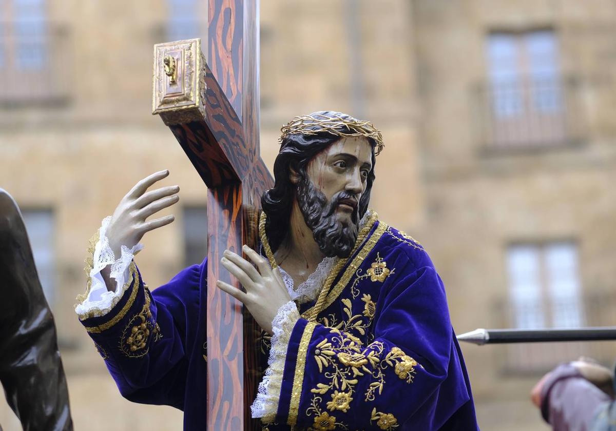 Jesús Nazareno en procesión por las calles de Salamanca.