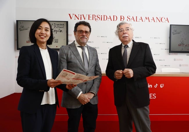 Chihiro Sugiyama, asesora cultural del centro; José Abel, director del CCHJ; y Román Álvarez, presidente del jurado de haikuGráfica, durante la presentación de la XXIV Semana Cultural del Japón.