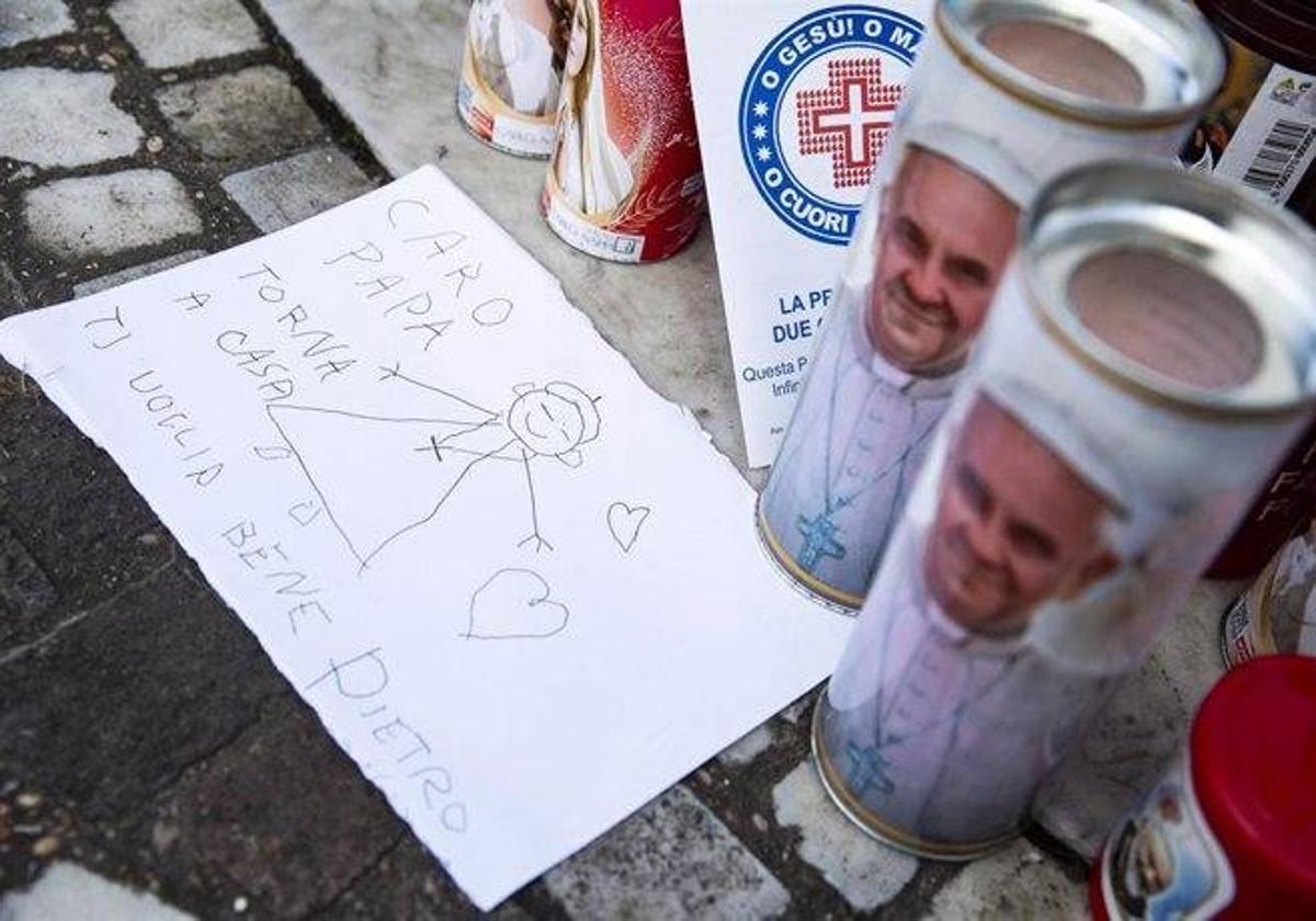 Velas en recuerdo del Papa Francisco.