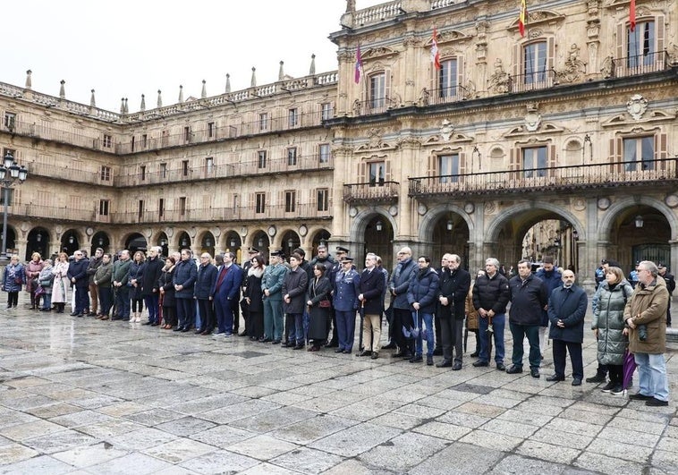 Minuto de silencio en la Plaza Mayor por las víctimas del terrorismo.