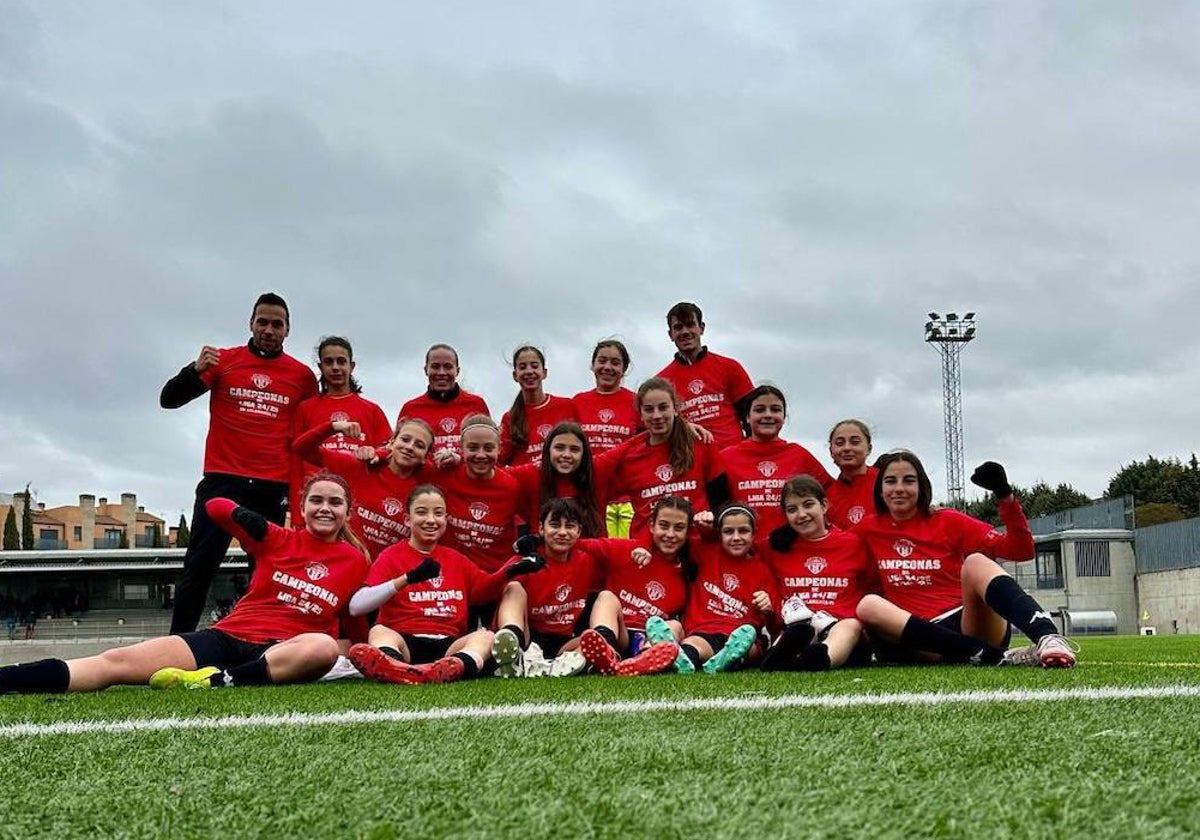 Cuerpo técnico y jugadoras del Salamanca FF, de la Primera Infantil/Alevín, portan con las camisetas de 'Campeonas' de Liga en el Vicente del Bosque.