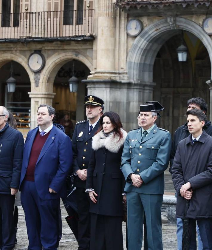 Imagen secundaria 2 - Autoridades rinden un minuto de silencio por las víctimas del terrorismo en la Plaza Mayor.