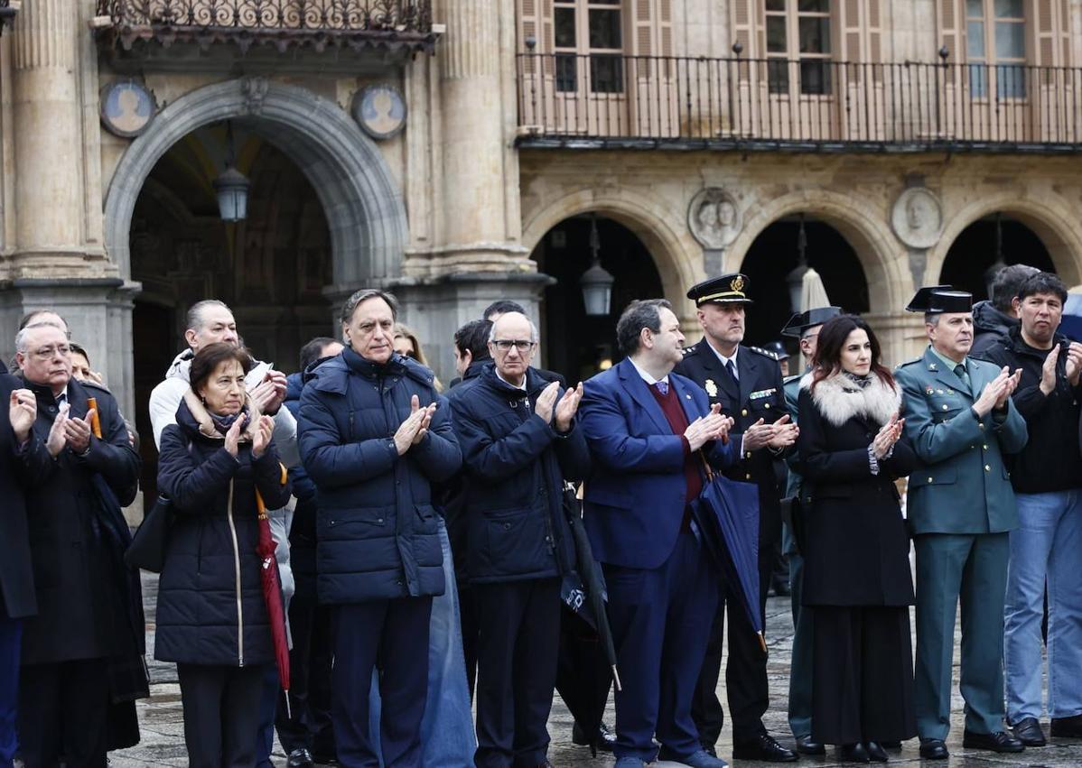 Imagen secundaria 1 - Autoridades rinden un minuto de silencio por las víctimas del terrorismo en la Plaza Mayor.