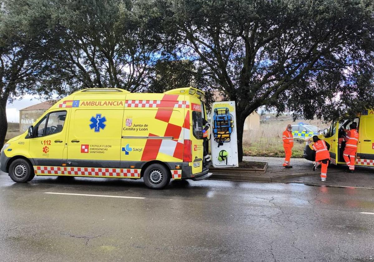 Tres ambulancias atienden a la persona que se ha caído.