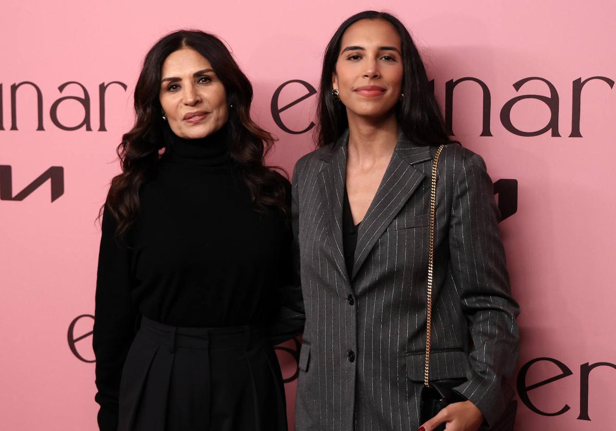 Encarna Salazar y su hija, Carolina Trillo, durante el desfile de la firma, 'Encinar.