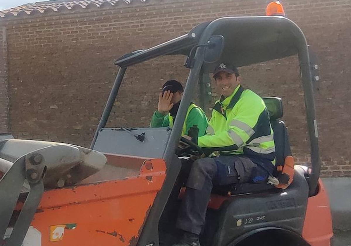 Raúl Pinto y otro empleado municipal se desplazan en el dumper para realizar unas reparaciones.