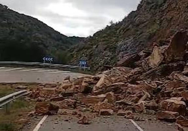 Derrumbe en la carretera entre Pastores y Martiago.