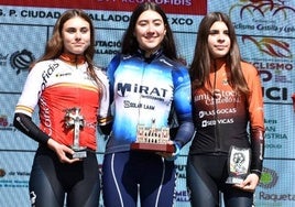 Gisela Herrero, en el centro, tras llevarse la segunda puntuable de la Copa de España de XCO.