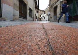 Suelo abujardado en la calle Tentenecio para incrementar la adherencia en esta calle de la ciudad.