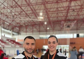 Kike Nieto y Daniella Sánchez con sus trofeos.