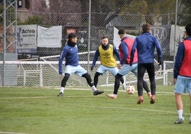 Sorprendente prueba defensiva de Dueñas en la vuelta a los entrenamientos en abierto del Salamanca UDS