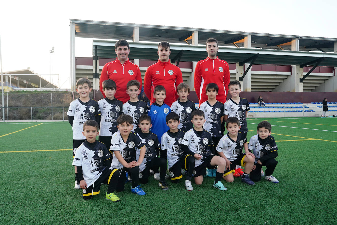 Arriba (de izquierda a derecha): Gonzalo (d.), Rubén (d.) y Edu (d.). Medio (iz. a dr.): Mateo, Carlos, Elian, Víctor, Moralejo, Guille e Izan. Abajo: Pablo, Amir, Gael, Oliver, Lucas Santos, Lucas y Villardón.