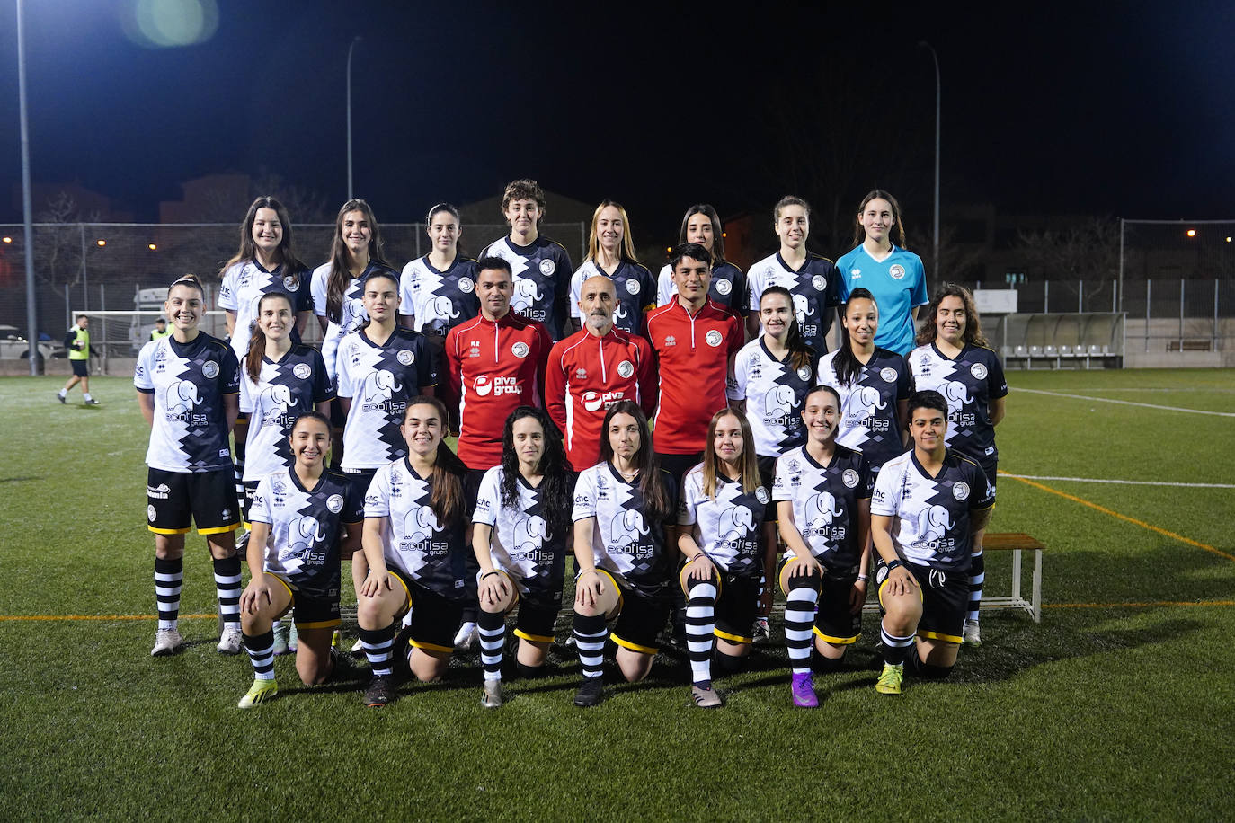 Arriba (de izquierda a derecha): Lidia, Sara, Jimena, María, Carla, Aroa, Elena y Lucía. Medio (de izq. a der.): Marta, Paula, Ana, Marcos (entr.), Óscar (entr.), Raúl (del.), Karla, Raquel y Marta García. Abajo (de iz. a dr.): Daniela, Blanca, Frade, Nerea, Eva, Claudia y Rocío.