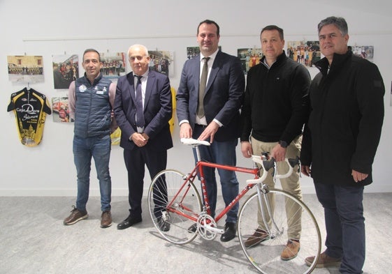 Los participantes en la presentación de la exposición en Doñinos.