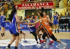 Iyana Martín intenta mantener el balón en su poder en el choque contra el Valencia Basket.