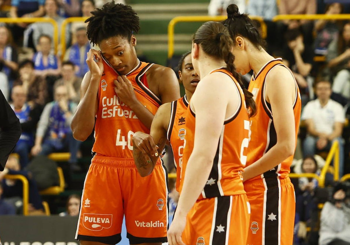 Las jugadoras de Valencia Basket hablan durante su partido ante Avenida de este pasado domingo.