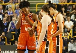 Las jugadoras de Valencia Basket hablan durante su partido ante Avenida de este pasado domingo.