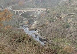 El río Huebra a su paso por el puente Resbala en una imagen de archivo.