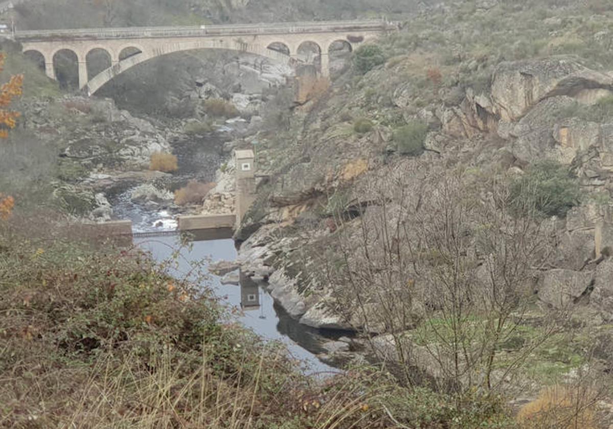 El río Huebra a su paso por el puente Resbala en una imagen de archivo.