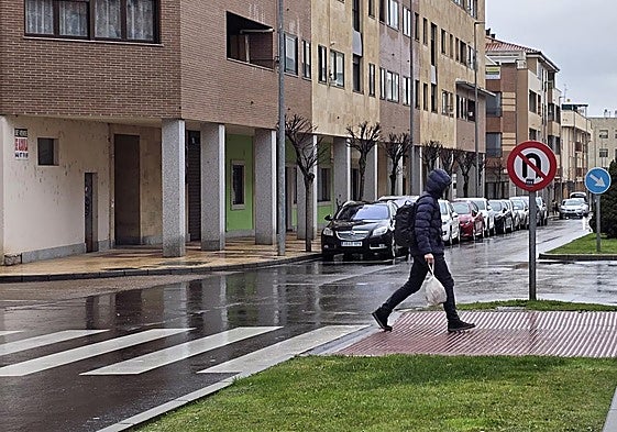 Una persona pasando por las calles en Carbajosa.