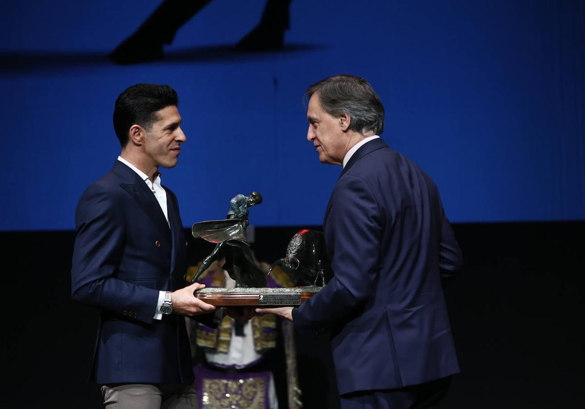 Carlos García Carbayo entrega el trofeo a Alejandro Talavante.