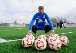 Pau Martínez se apoya sobre balones antes de la sesión de entrenamiento de Unionistas.