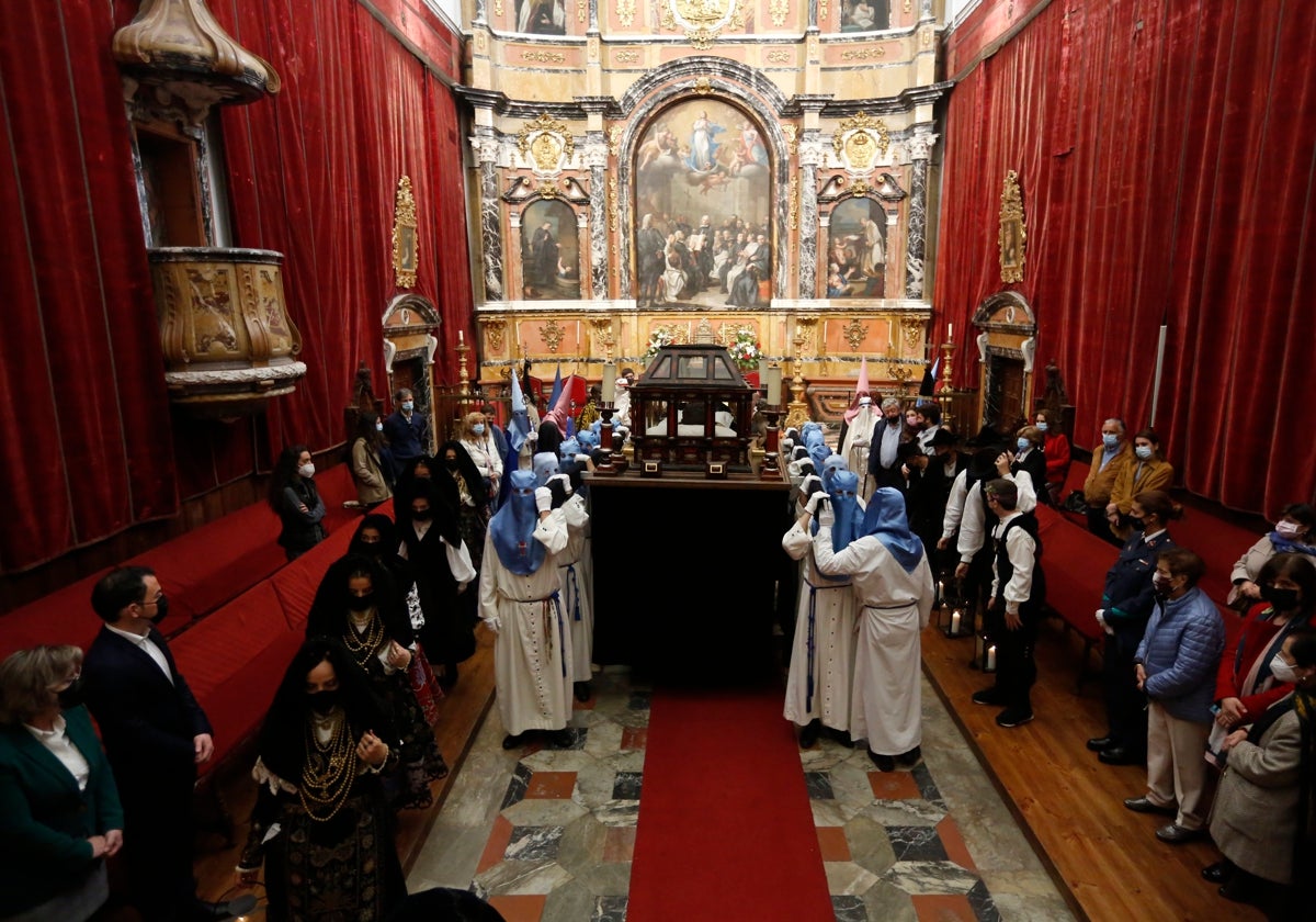 Última entrada del Santo Sepulcro a la capilla de la Universidad en 2022.