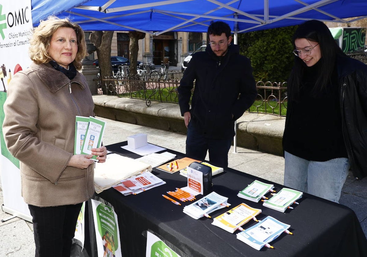 La concejala Vega Villar en la mesa informativa con motivo Día Mundial de las Personas Consumidoras.