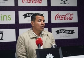 Rafa Dueñas, en la rueda de prensa previa al partido contra la Gimnástica Torrelavega.