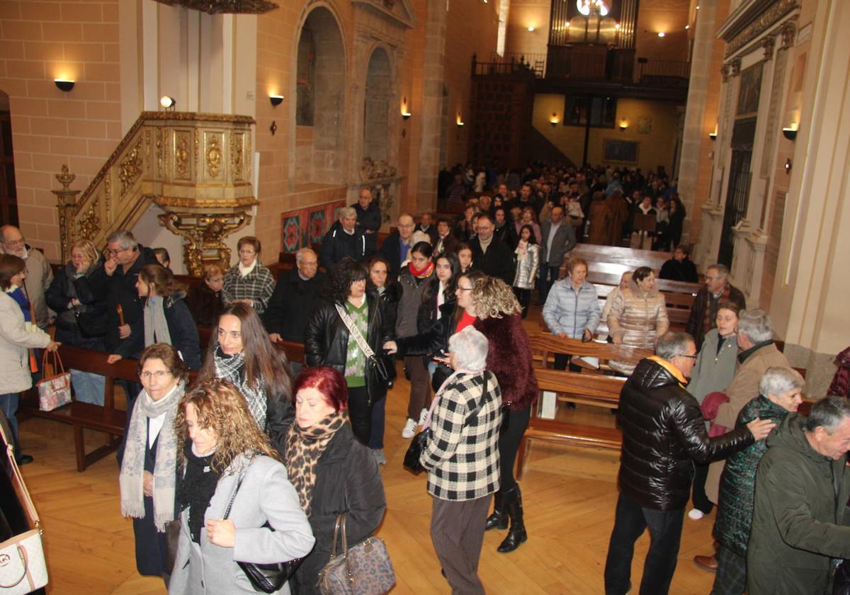 Fieles y devotos de Santa Teresa de Jesús en la basílica de la Anunciación de Alba durante la veneración de la urna de plata.