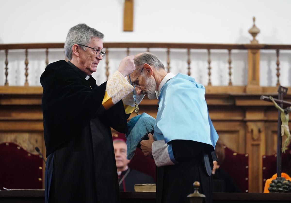 El rector impone la medalla a Jesús Conill.