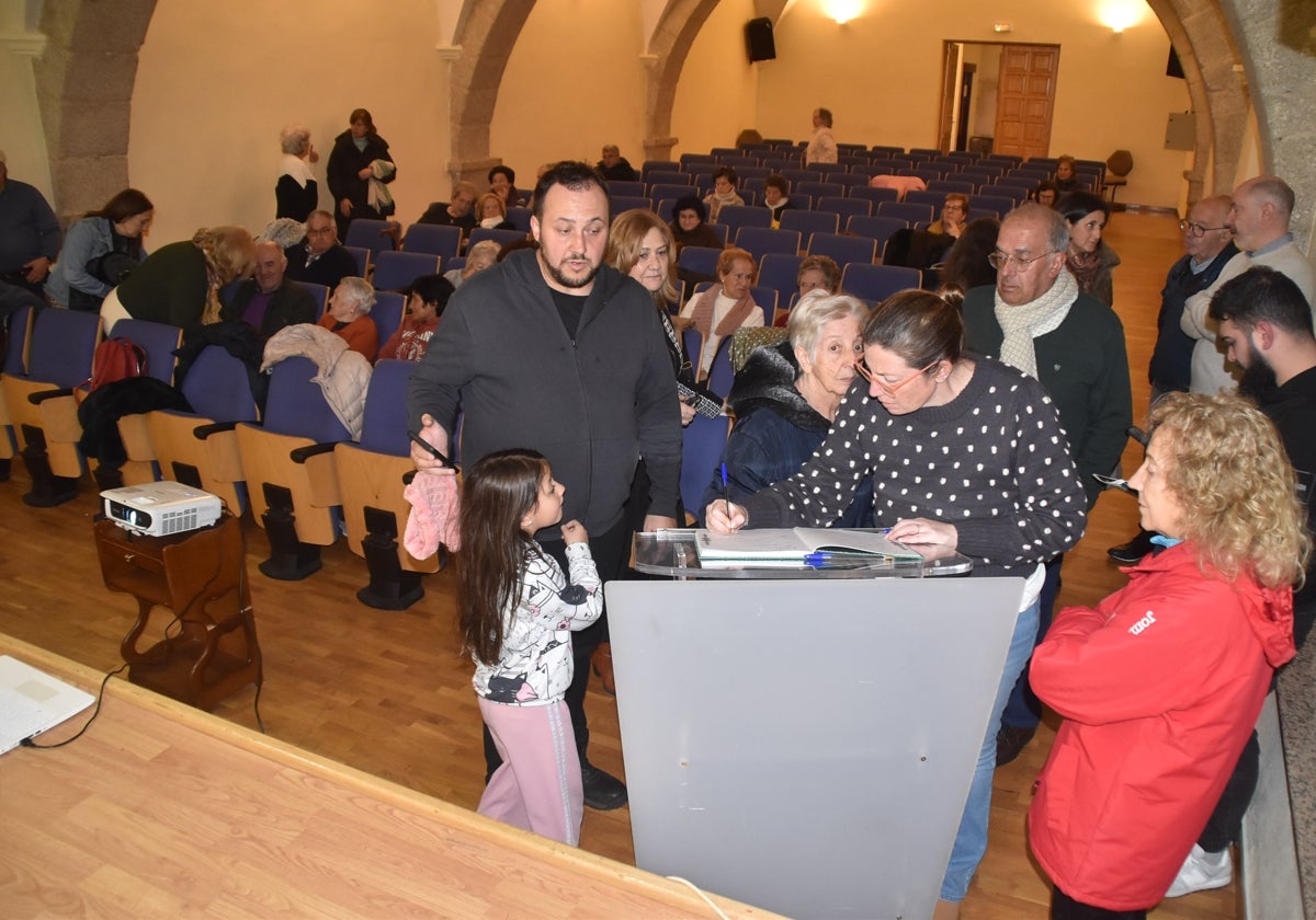 Imagen de los fieles firmando en el atril ubicado en el convento de San Francisco.