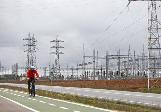 Un ciclista pasa junto a la subestación eléctrica de Villamayor.