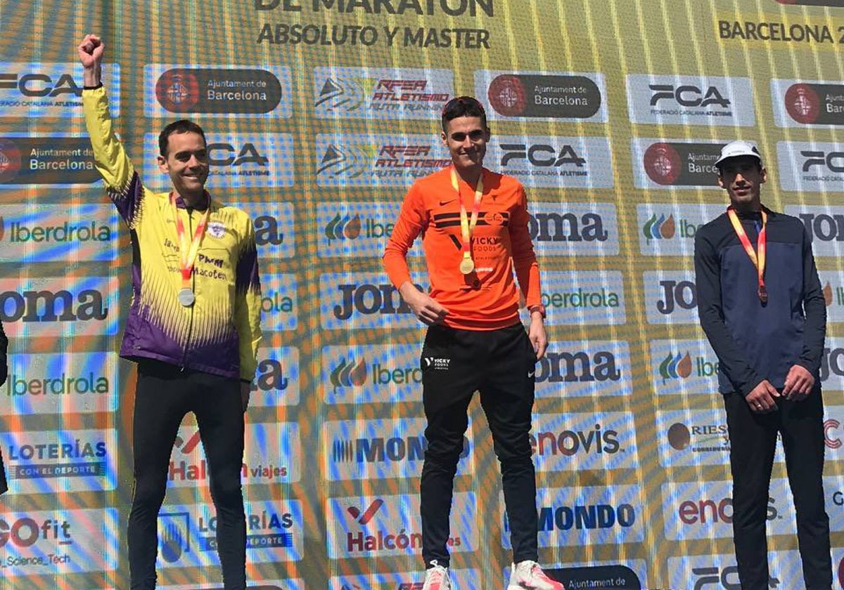 Juan Bueno Losada (izquierda) celebra la medalla de plata en la categoría M35.