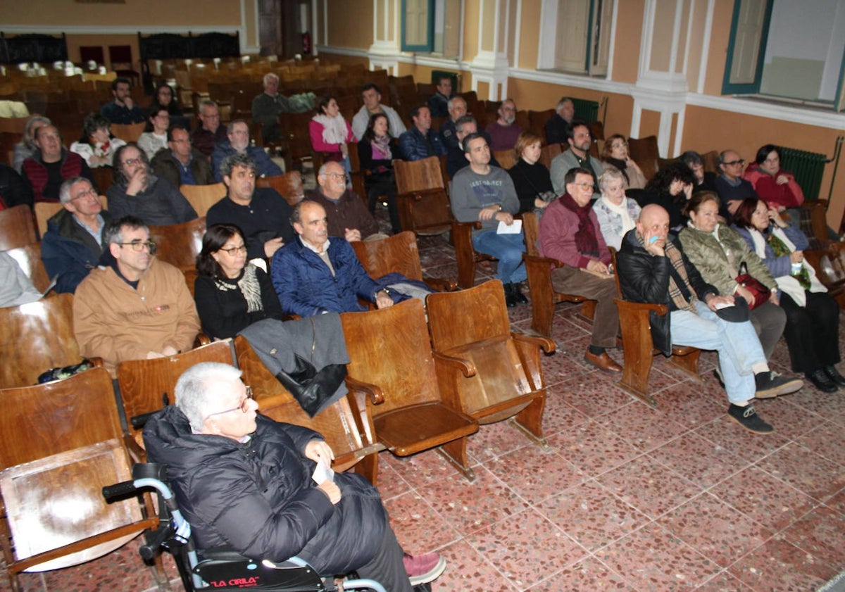 Imagen principal - Público asistente a la presentación.