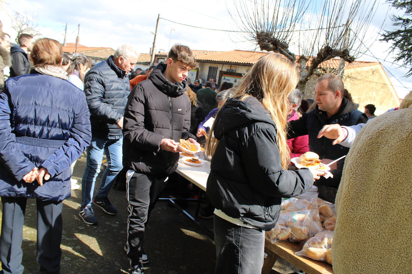 Valdefuentes despide su matanza con comida y reconocimientos