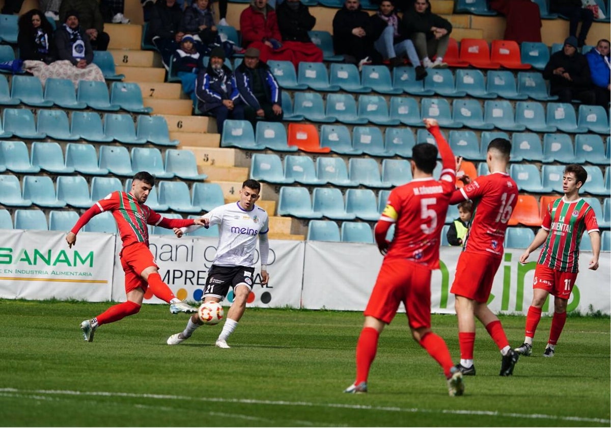 Lance del choque entre Salamanca UDS y Torrelavega